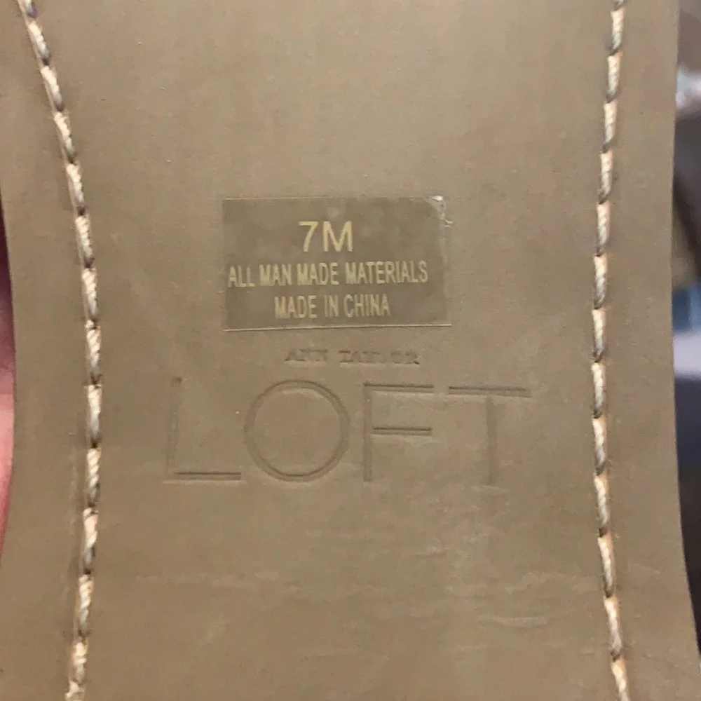 NIB LOFT Gold Snakeskin Print T-Strap Sandals Size 7